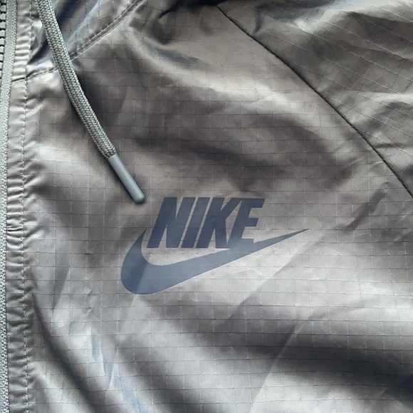 NWOT - Nike Lightweight Hooded Windbreaker - Picture 4 of 9